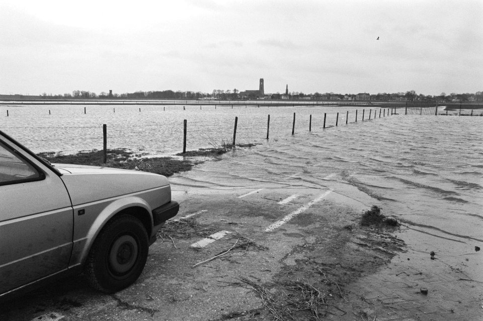 Ondergelopen weg in uiterwaard bij Zaltbommel ( De Waal ) door aanhoudende regen, Bestanddeelnr 934-1824