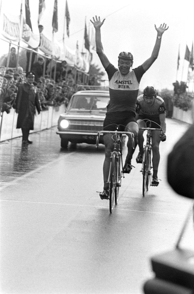 Olympia tour, derde etappe. Daan Holst gaat in Waalwijk over de finish, achter h, Bestanddeelnr 920-3485