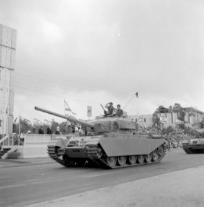 Onafhankelijkheidsdag (15 mei). Militaire eenheid met tanks passeert de tribune , Bestanddeelnr 255-4651
