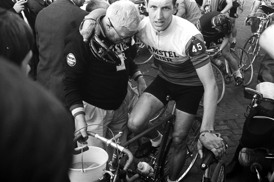 Olympias Toer, winnaar Peter Legierse wordt gehuldigd in Amsterdam finish, Bestanddeelnr 922-4483