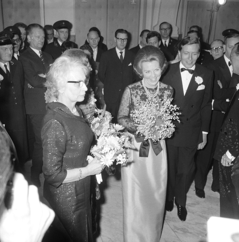 Ondertrouw prinses Beatrix en Claus, het bruidspaar begeeft zich naar de zaal in, Bestanddeelnr 918-8006