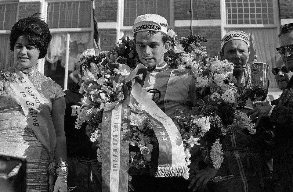 Olympia Tour de laatste etappe, de winnaar van de ronde, de Belg Jos Dries met …, Bestanddeelnr 915-2089