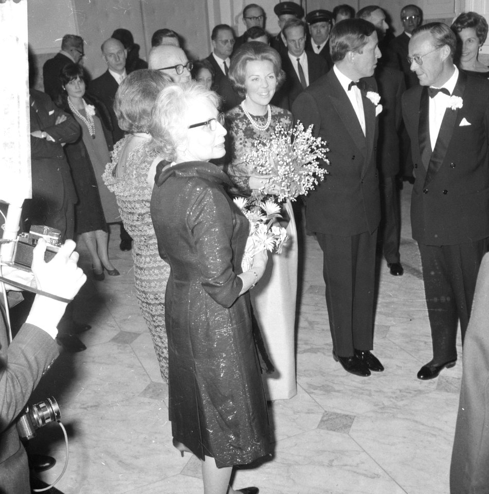 Ondertrouw prinses Beatrix en Claus, in hal van Schouwburg prinses Beatrix en Cl, Bestanddeelnr 918-8015