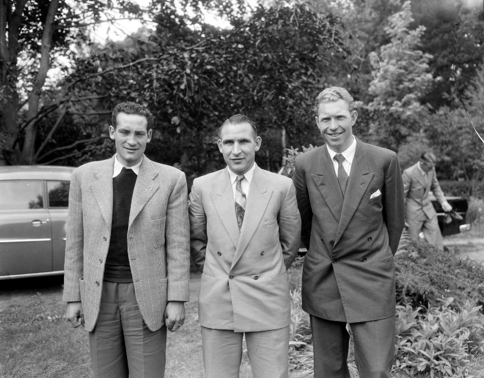 Ondertekening van contracten van Tour de France ploeg ten huize van Cees Pellena, Bestanddeelnr 906-5589