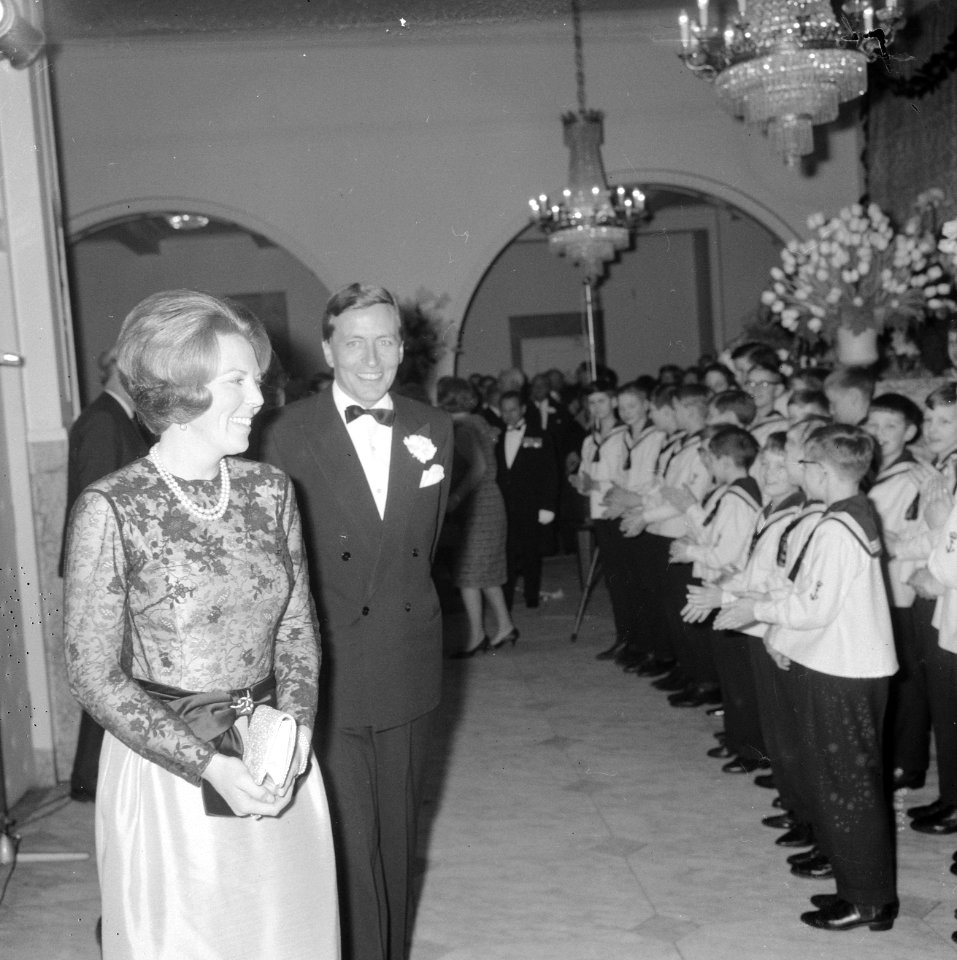 Ondertrouw prinses Beatrix en Claus, in hal van Schouwburg luistert paar naar ma, Bestanddeelnr 918-8007