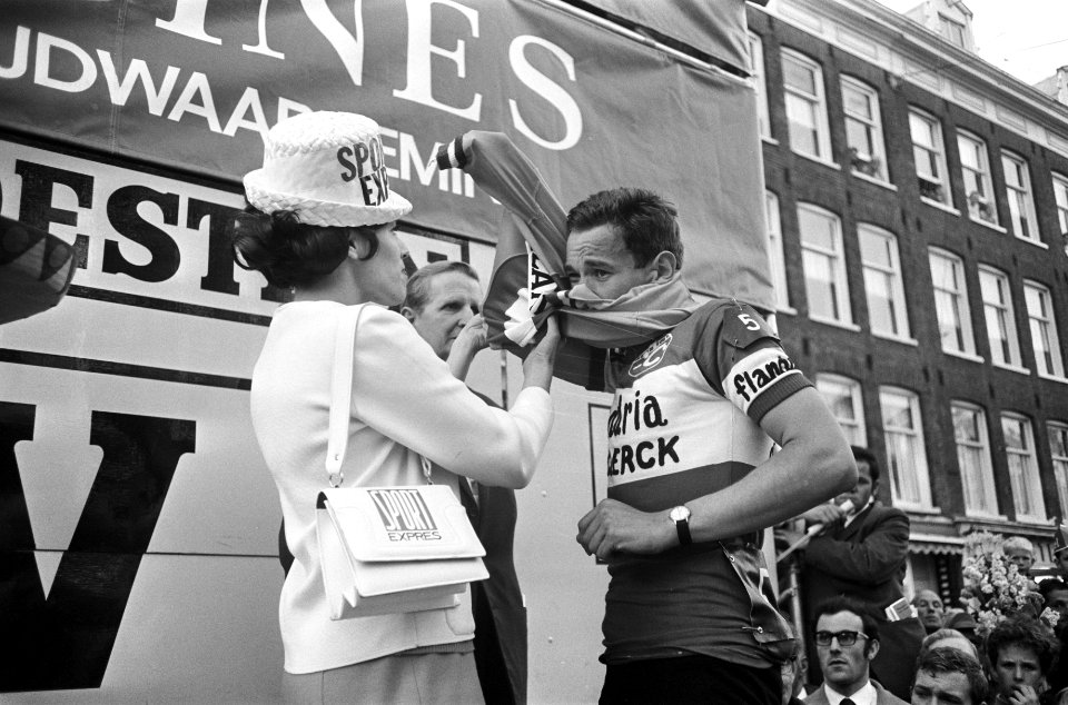 Olympias Toer, winnaar Peter Legierse wordt gehuldigd in Amsterdam finish, Bestanddeelnr 922-4484