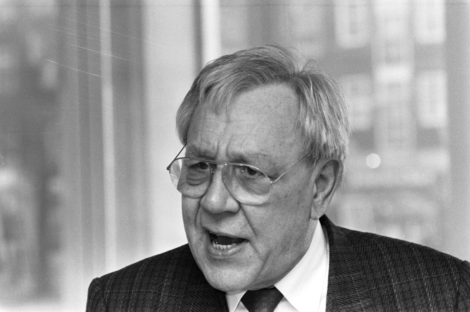 Ondertekening NAP-project van Louis van Gasteren dat NAP zichtbaar gaat maken L, Bestanddeelnr 933-9053