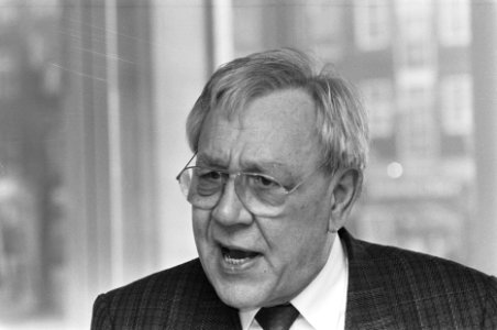 Ondertekening NAP-project van Louis van Gasteren dat NAP zichtbaar gaat maken L, Bestanddeelnr 933-9053