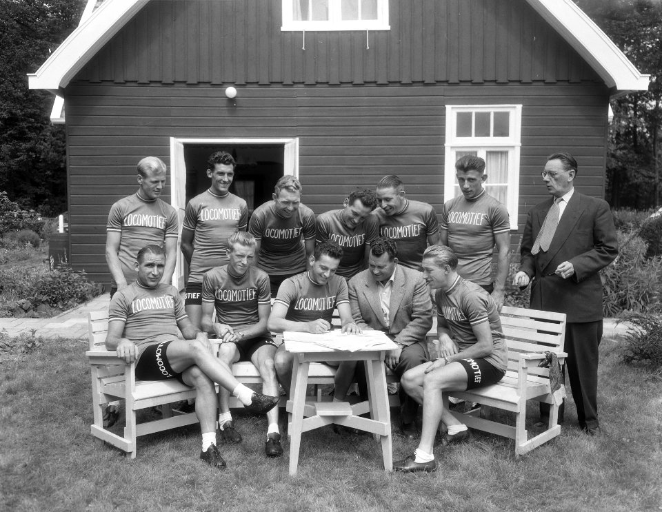 Ondertekening van contracten van Tour de France ploeg ten huize van Van Cees Pel, Bestanddeelnr 906-5579