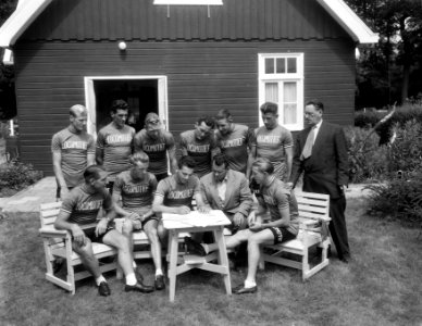 Ondertekening van contracten van Tour de France ploeg ten huize van Van Cees Pel, Bestanddeelnr 906-5578