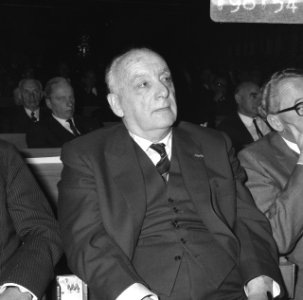 Onder de aanwezigen dhr. Sydney van den Bergh lid van de Tweede Kamer voor de VV, Bestanddeelnr 919-8154
