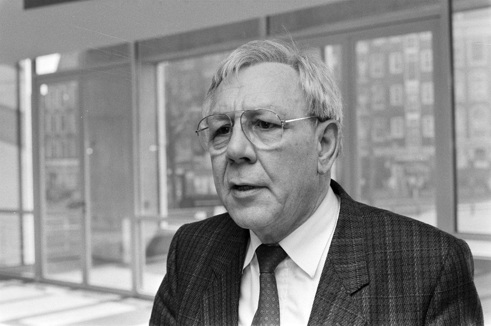Ondertekening NAP-project van Louis van Gasteren dat NAP zichtbaar gaat maken L, Bestanddeelnr 933-9054