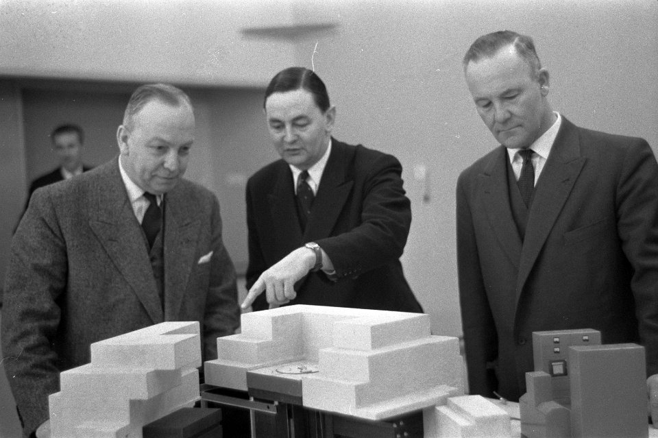Ondertekening contract van de aankoop van de tweede kernreactor, vlnr Ir Va, Bestanddeelnr 911-0670
