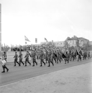 Onafhankelijkheidsdag ( 15 mei). Tribune met prominenten waaronder president Ben, Bestanddeelnr 255-4645