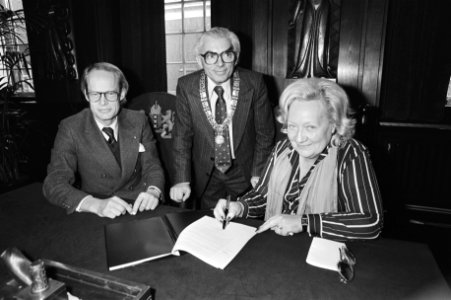 Ondertekening koopcontract Belgisch cultureel centrum in aanbouw met bouwfirma S, Bestanddeelnr 931-2615