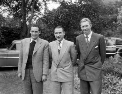 Ondertekening van contracten van Tour de France ploeg ten huize van Cees Pellena, Bestanddeelnr 906-5582