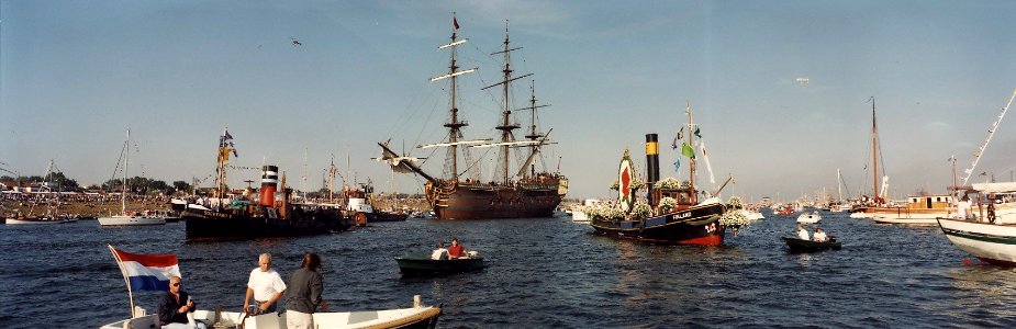 Onder aanvoering van de replica van De Amsterdam vertrok de eerste groep schepen uit IJmuiden voor de tocht door het Noordzeekanaal naar Amsterdam. Aangekocht van United Photos de Boer bv. - Negatiefn