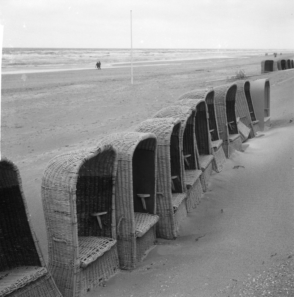 Onaangenaam weer op het strand van Zandvoort, lege strandstoelen, Bestanddeelnr 913-9175