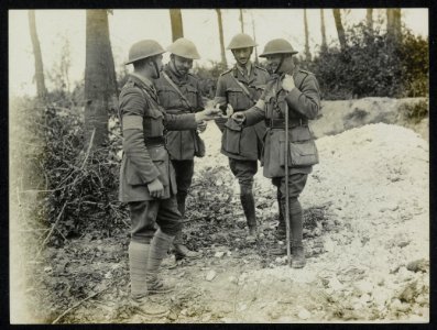 One of the Staff finds a horse shoe and gives it to the General, Bestanddeelnr 158-0469