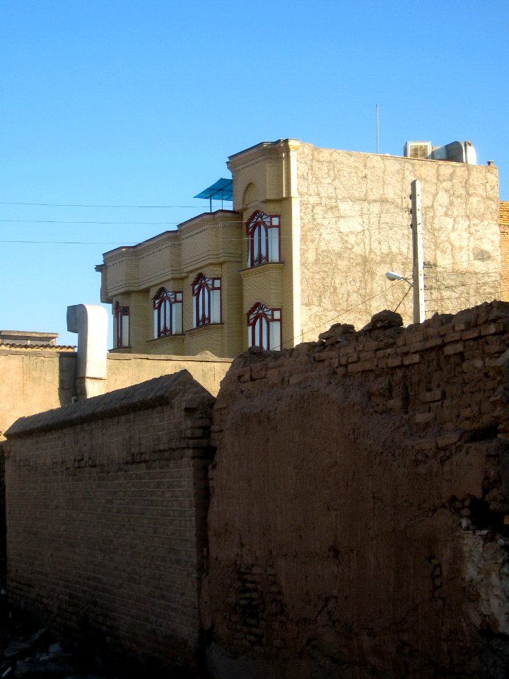 Old mud wall and new apartment - Haj mehdi alley - Nishapur