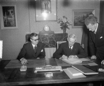 Ondertekening op het ministerie van Sociale Zaken door de Belgische minister Leo, Bestanddeelnr 903-4458