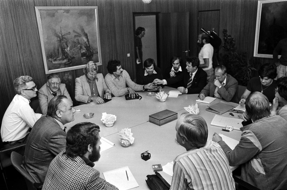 Onder andere voorzitter J.H. Schroër (FNV Vervoersbond), J. v. Eldik (bedrijfsgr, Bestanddeelnr 930-4217