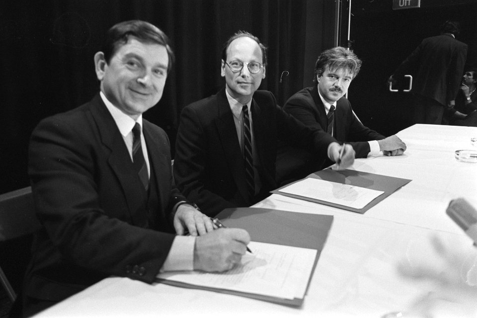 Ondertekening Sky Channel , gemeente Amsterdam en Kabel Televisie Amsterdam (KTA, Bestanddeelnr 933-8893