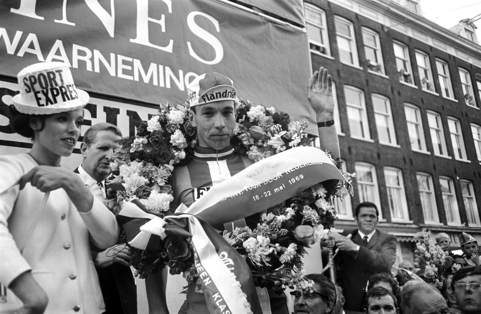 Olympias Toer, winnaar Peter Legierse wordt gehuldigd in Amsterdam finish, Bestanddeelnr 922-4485