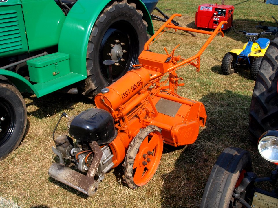 Old orange tractor pic1
