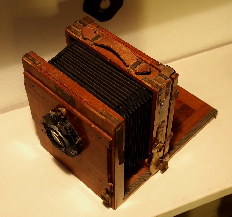 Old photographical equipment pic9