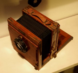 Old photographical equipment pic9