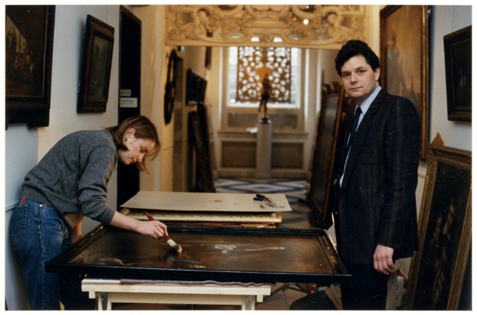 Onderhoud kunstwerken Frans Halsmuseum. rechts Michiel Kersten, hoofd Publiekzaken. NL-HlmNHA 54037003