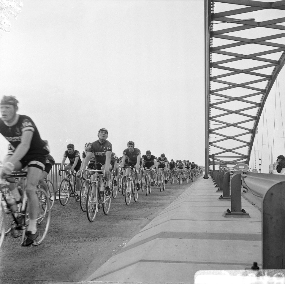 Olympias toer, het peleton op de Van Brienenoordbrug, Bestanddeelnr 919-1648
