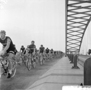 Olympias toer, het peleton op de Van Brienenoordbrug, Bestanddeelnr 919-1648
