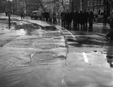 Ondergrondse hoofdbuis van de waterleiding op de Singel gesprongen, Bestanddeelnr 910-0932