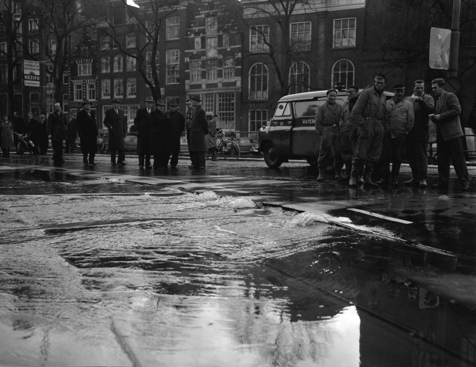Ondergrondse hoofdbuis van de waterleiding op de Singel gesprongen, Bestanddeelnr 910-0931