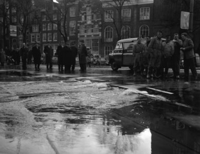 Ondergrondse hoofdbuis van de waterleiding op de Singel gesprongen, Bestanddeelnr 910-0931