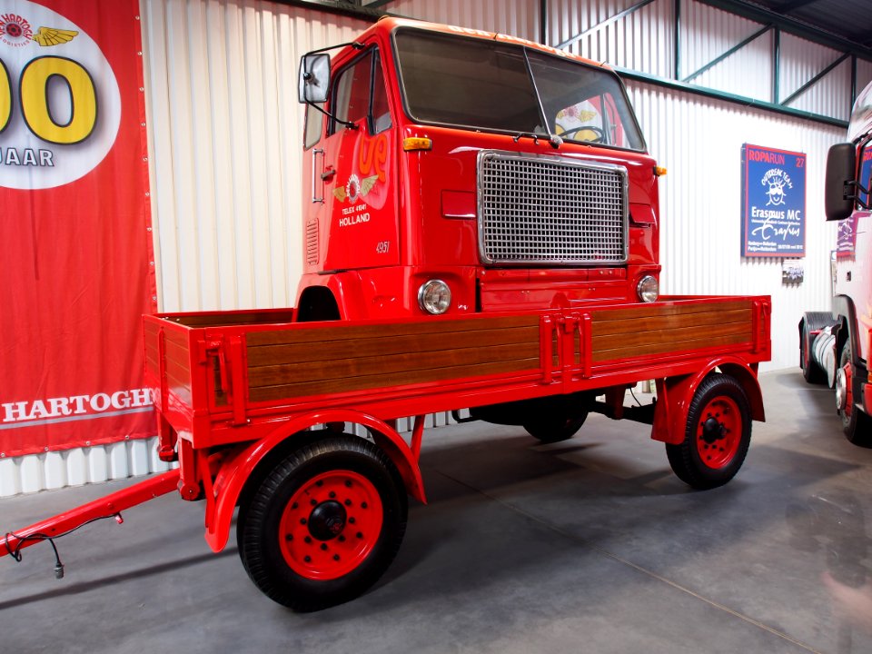 Old trailer with Volvo 5951 Cabin pic1