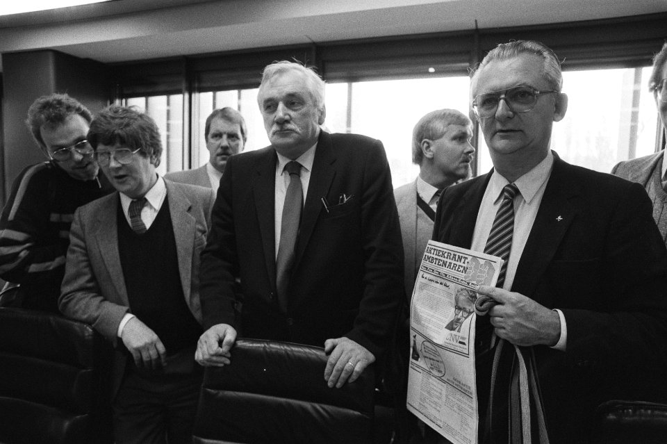 Onderhandelingsdelegatie AbvaKabo-voorzitter Jaap van der Scheur (l), Bestanddeelnr 932-7573
