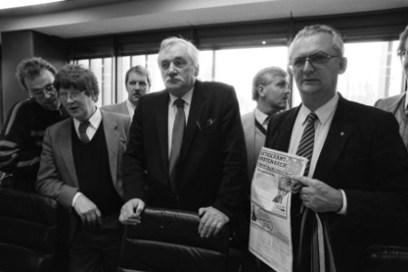 Onderhandelingsdelegatie AbvaKabo-voorzitter Jaap van der Scheur (l), Bestanddeelnr 932-7573