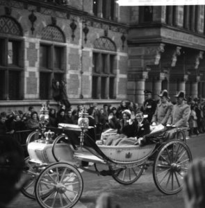 Ondertrouw prinses Beatrix en Claus, hier tijdens rijtoer, Bestanddeelnr 918-7892