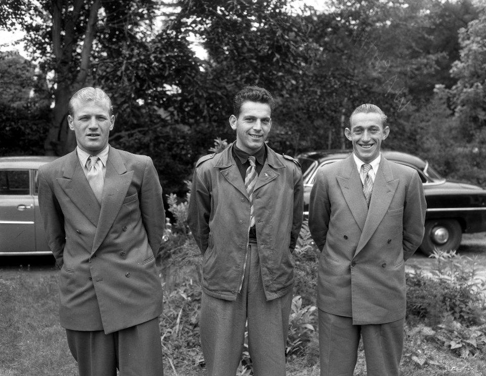 Ondertekening van contracten van Tour de France ploeg t huize van Cees Pellenaar, Bestanddeelnr 906-5588