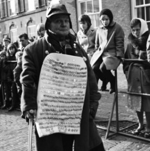 Ondertrouw prinses Beatrix en Claus, man met speldjes, Bestanddeelnr 918-7930