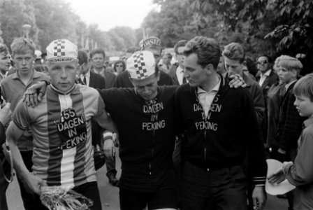 Olympia Tour 6e etappe winnaar Schuring over de streep te Groningen achter hem P, Bestanddeelnr 915-2073