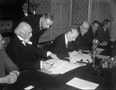 Ondertekening bil.overeenkomst Marshall-plan Haag, Bestanddeelnr 902-8265