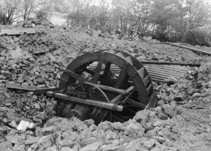 Old water wheel or turbine (1293467)