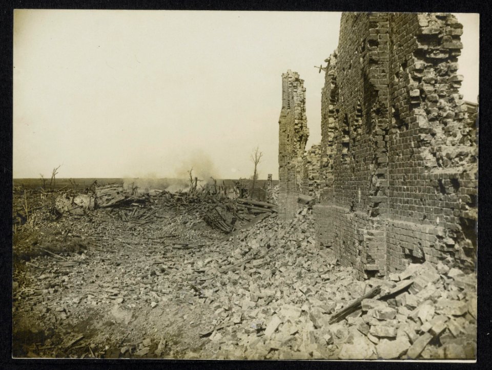 One of the walls of the church at Courcelette which the Huns continue to shell. , Bestanddeelnr 158-1124