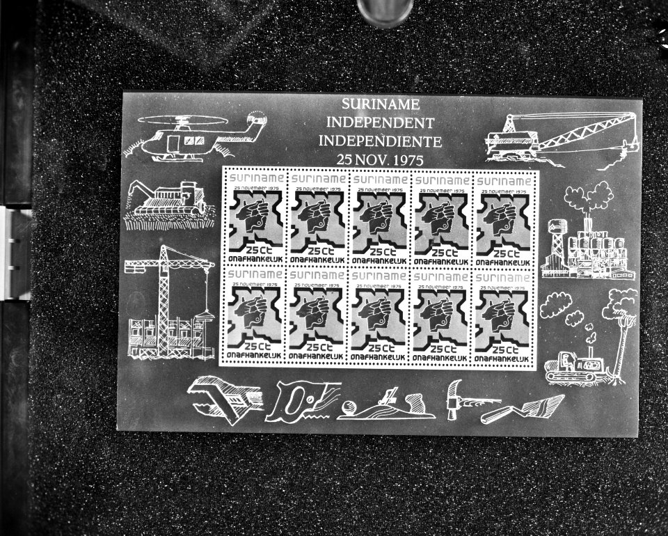 Onafhankelijkheidspostzegels uit Suriname zegels die ontwikkeling symboliseren,, Bestanddeelnr 928-2492