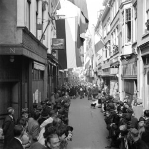 Onder grote belangstelling van het publiek worden NSB-ers en moffenmeiden opge, Bestanddeelnr 900-2457