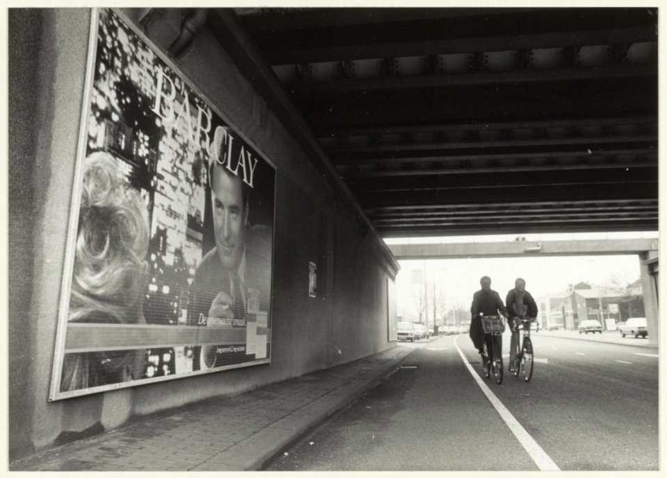 Onder het spoorwegviaduct aan de Friese Varkenmarkt, ziende naar het zuiden. NL-HlmNHA 54023539